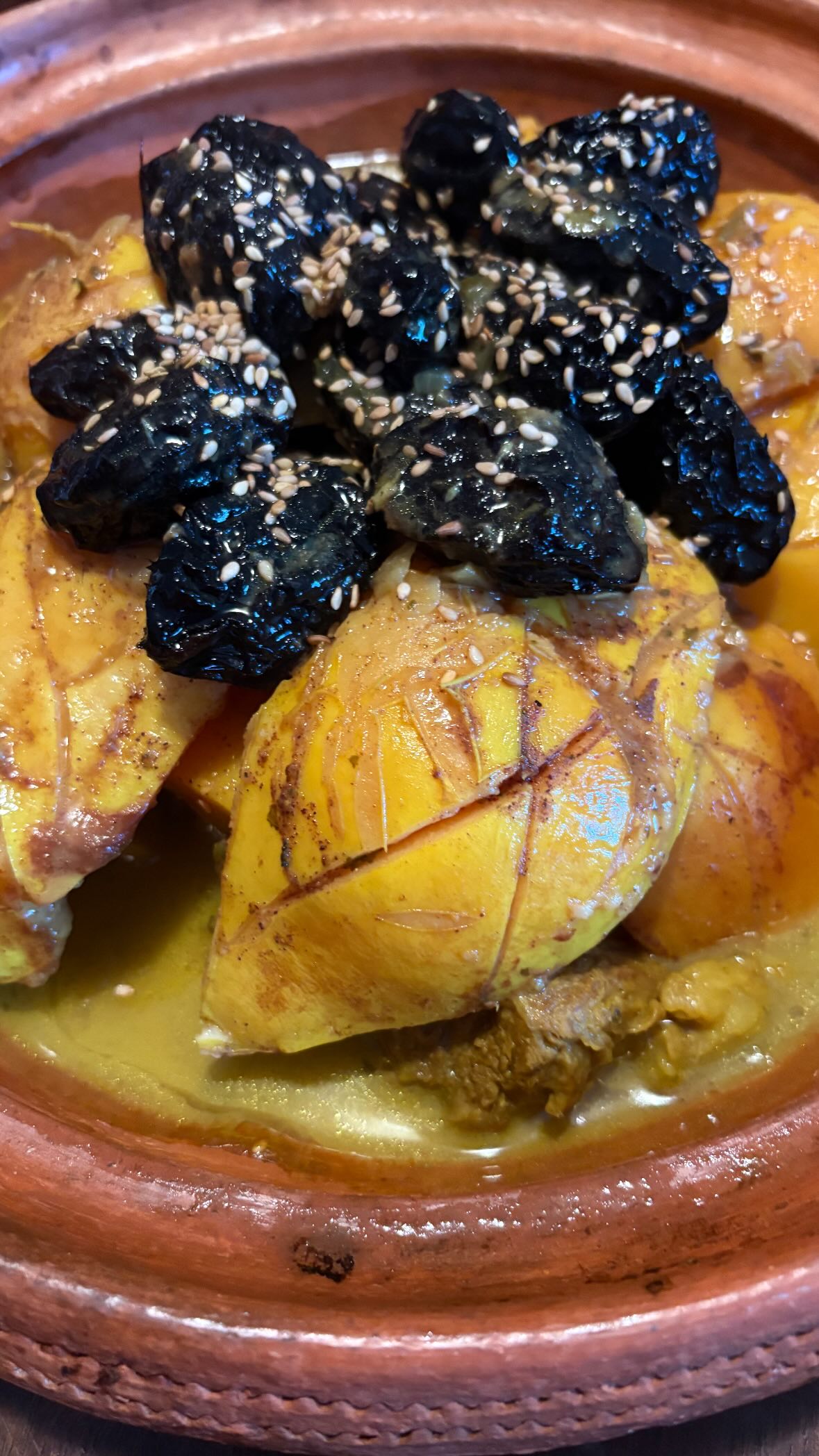 Tajine de volaille aux pruneaux et sésame